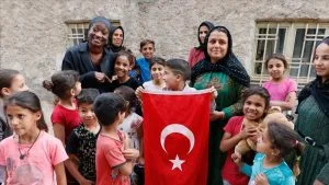 مغنية أمريكية تدعم “نبع السلام” وتزور “أقجة قلعة” التركية