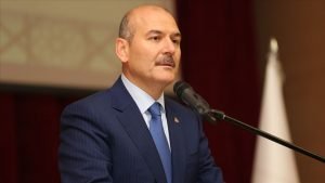 وزير الداخلية التركي يعزي عائلة سورية بفقد نجلها