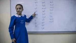 تركيا تعيد البسمة لطفلة سورية تشوه وجهها بسبب برميل متفجر للنظام