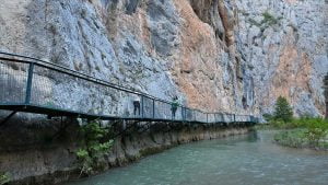 أخدود “إينجه صو” التركي.. يستقطب عشاق المشي والتصوير