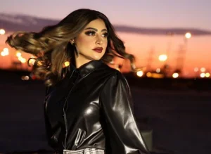 “شاهد” موضة خلع الحجاب وصلت الكويت وإعلامية كويتية شهيرة تستعرض مفاتنها على انستجرام