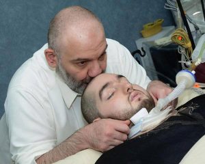 أميرة سعودية تنشر فيديو لـ”الأمير النائم” الذي يغطّ في غيبوبة منذ 14 عاماً.. ماذا حدث له؟