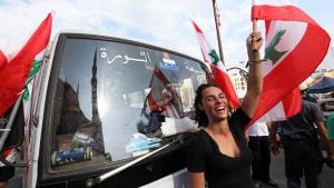 ما هي قصة حافلة “بوسطة الثورة” التي أثارت جدلاً واسعاً في لبنان !!
