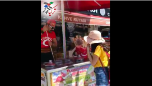 سحر ودعابة.. طقوس خاصة لبيع “الدوندورما” في إسطنبول “فيديو”