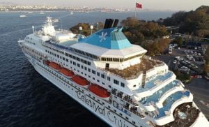سفينة من 9 طوابق ترسو في ميناء باسطنبول