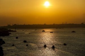 البوسفور في ساعة الغروب.. لوحة ذهبية تسر الناظرين 2 البوسفور في ساعة الغروب.. لوحة ذهبية تسر الناظرين 1