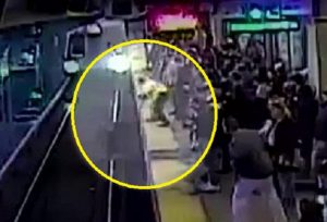 شاهد .. إنقاذ رجل سقط أمام قطار سريع في اللحظة الأخيرة