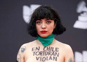 مغنية تتعر ى على السجادة الحمراء في حفل جوائز "غرامي" اللاتينية "فيديو + صور" 2 مغنية تتعر ى على السجادة الحمراء في حفل جوائز "غرامي" اللاتينية "فيديو + صور" 1