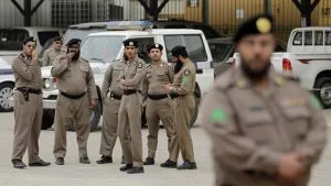 السعودية.. القبض على أب عنف ابنته أمام مدرستها في جدة (فيديو)