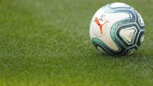 “مؤخرة” الحكم تتسبب في إلغاء هدف عالمي! (فيديو)