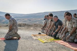 “شاهد” الملك عبدالله الثاني يُصلي في الباقورة المستعادة .. ويوجّه صفعة لإسرائيل بعد رفض هذا الطلب 1