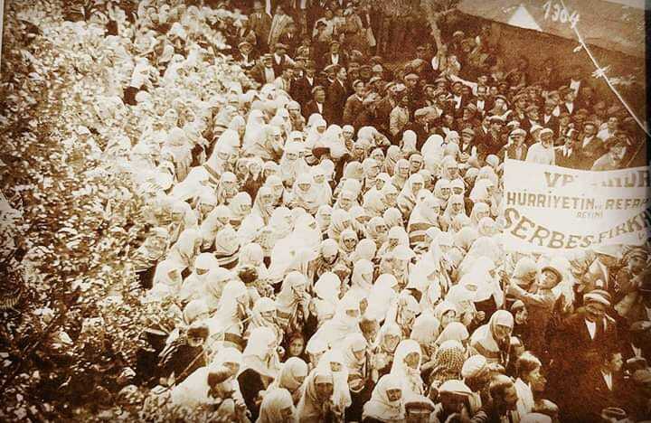 ما حقيقة منع الحجاب في تركيا 2 صورة لحشد جماهيري لأحد الأحزاب السياسية في دعاية إنتخابية من أنقرة عام ١٩٣٠م