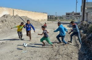 الجيش التركي ينشر صور لعبه الكرة مع الأطفال بشمال سوريا
