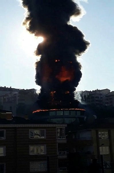 لحظات عصيبة بالعاصمة أنقرة و حركة غير طبيعية لمركبات الإطفاء 2 لحظات عصيبة بالعاصمة أنقرة و حركة غير طبيعية لمركبات الإطفاء 1