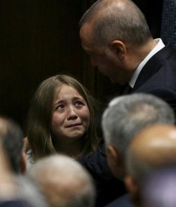  فتاة تقطع كلمة الرئيس أردوغان