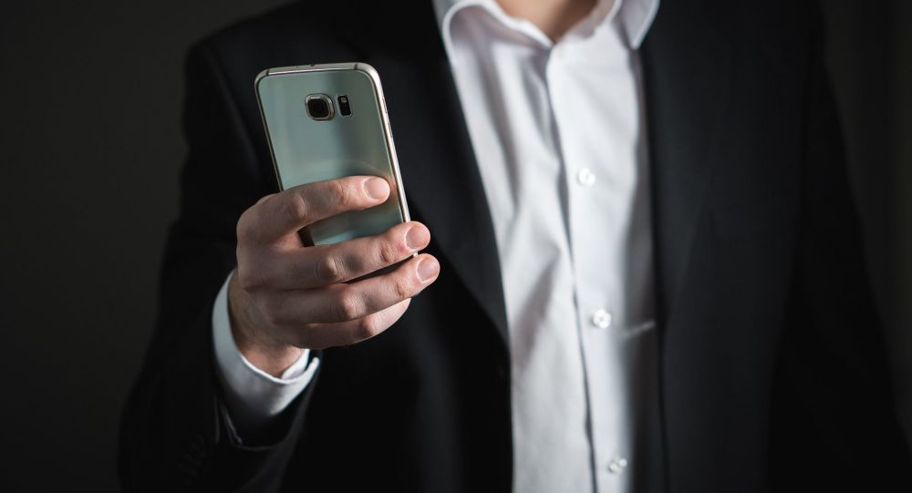 بالفيديو .. ساحر يخترق هاتف إعلامي مصري على الهواء ورد فعل غير متوقع!! 23