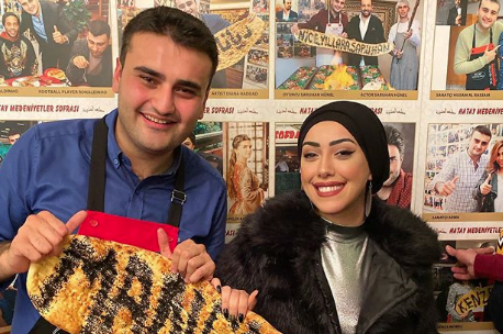 هل تذكرون المغنية الجزائرية التي طلبها بوراك للزواج؟ ظهر معها مجدداً وأعلن أن زفافهما قريب 25