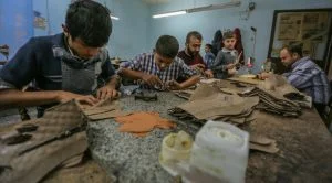 صحفي تركي يسلط الضوء على معاناة اللاجئين السوريين وظروف عملهم القاسية