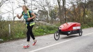 مسنة بريطانية تدخل الى تركيا سيراً للعبور الى نيبال.. واليكم قصتها