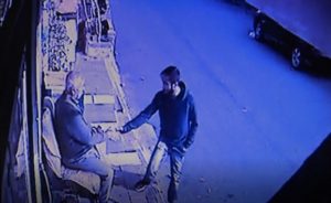 في أورفا لص يسرق نقوداً من يد رجل كبير بطريقة ماكرة   (فيديو)