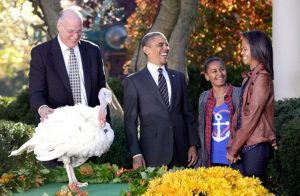 عائلة أوباما تحتفل بعيد الشكر.. وتفاعل مع ابنتيه (صور)