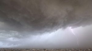 “عاصفة” و”إعصار مداري من الدرجة الأولى” يقتربان من السعودية