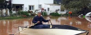 مياه الأمطار تغمر أحياء تركية والأهالي يستخدمون القوارب للتنقل (صور)