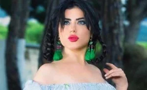 الاعلامية حليمة بولند تثير الجدل بالكويت بعد ما فعلته في المسجد النبوي (فيديو)