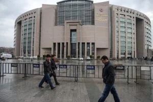 انتحار شخص في قصر العدل بإسطنبول!!