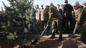 بالصور .. أردوغان يشارك في حملة زرع 11 مليون شتلة