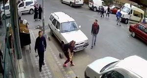  إمرأة تخلع ملابسها في الشارع لتغطي على جريمتها في إسطنبول