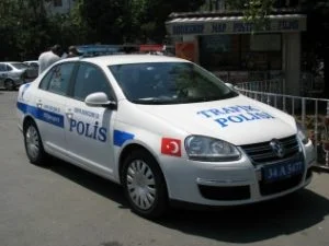 إمرأة تخلع ملابسها في الشارع بإسطنبول لتثبت براءتها (صور)