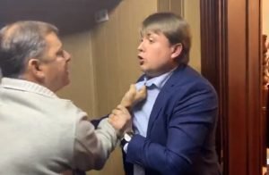 شجار عنيف بين سياسيين أوكرانيين في مطار كييف (شاهد)