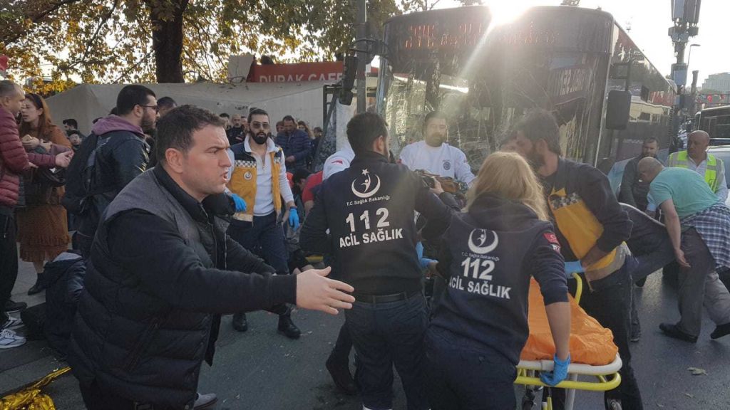 جرحى في موقف للباصات بـ"بشيكتاش" .. وسيارات الاسعاف تهرع للمكان "صور" 5