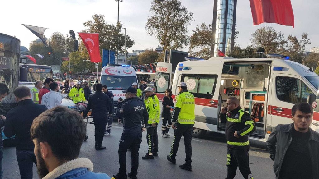 جرحى في موقف للباصات بـ"بشيكتاش" .. وسيارات الاسعاف تهرع للمكان "صور" 3