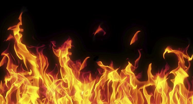 أشعلت زوجة النيران في زوجها