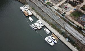 قوارب المشروع "مُتعفنة" ومتراكمة على شاطئ "القرن الذهبي" في مدينة إسطنبول.
