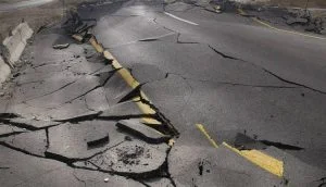 فيديو :زلزال سيرت يسبب شقوق وتصدعات مخيفة ..وتصاعد بخار قبل وقوعه