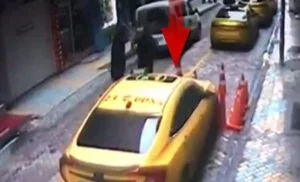 لحظة سقوط المواطن التاكسي العمومي في معمورة العزيز