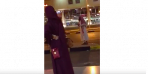 ضجة في السعودية… رد فعل صادم لرجل دين رأى فتاة كاشفة وجهها