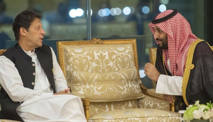 رئيس باكستان (يسار) وولي العهد السعودي