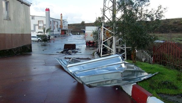 كل شيء تطاير حتى القاطرات.. إعصار يختتم أيام السنة في أنطاليا! 51