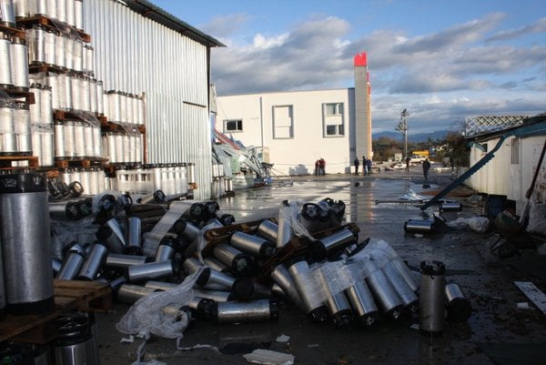 كل شيء تطاير حتى القاطرات.. إعصار يختتم أيام السنة في أنطاليا! 47