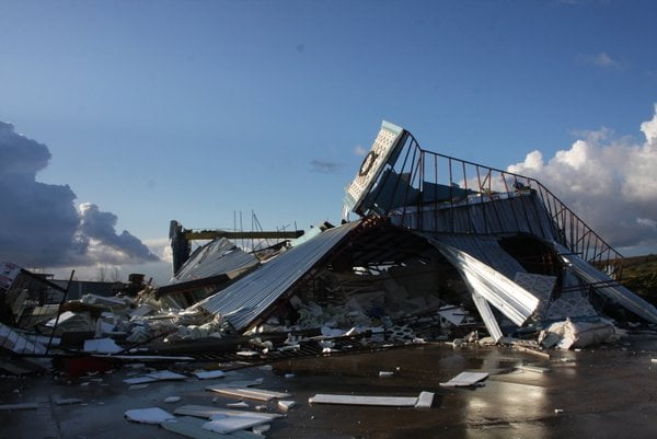 كل شيء تطاير حتى القاطرات.. إعصار يختتم أيام السنة في أنطاليا! 49