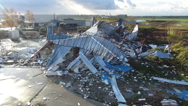 كل شيء تطاير حتى القاطرات.. إعصار يختتم أيام السنة في أنطاليا! 43