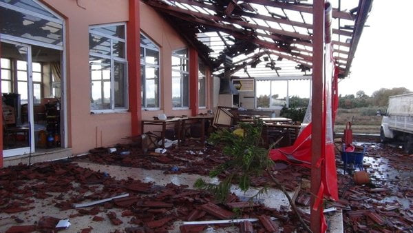 كل شيء تطاير حتى القاطرات.. إعصار يختتم أيام السنة في أنطاليا! 55