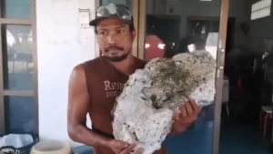 عامل نظافة محظوظ.. عثر على “قيء حوت” قيمته بمئات الآلاف