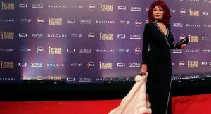 لحظات مؤثرة لـ”نبيلة عبيد” في عزاء سمير سيف… فيديو