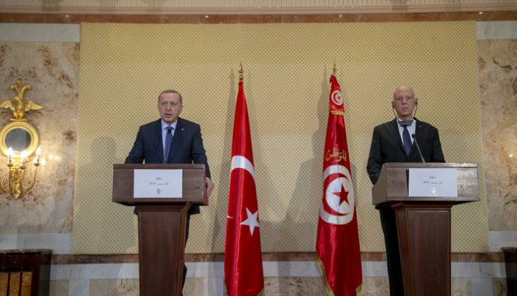الرئيسان التونسي (يمين) قيس سعيّد والتركي رجب طيب أردوغان