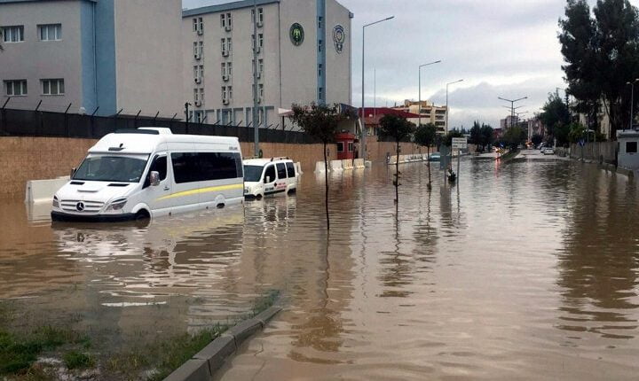 هطول أمطار طينية في إسطنبول